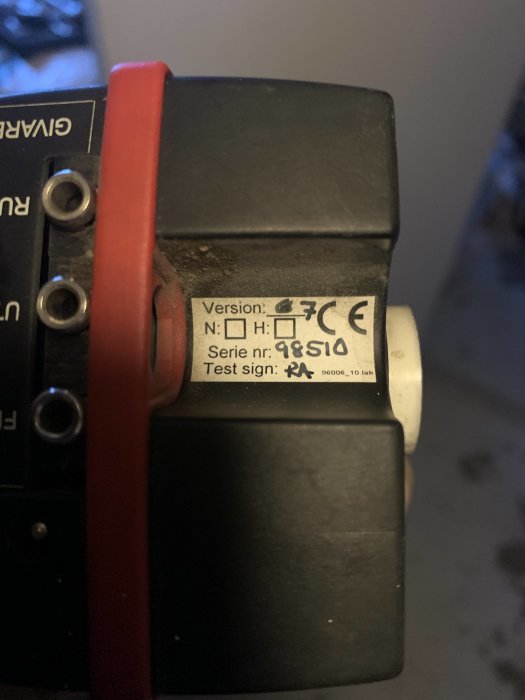 Närbild på en shunt med version och serienummer synliga samt CE-märkning.