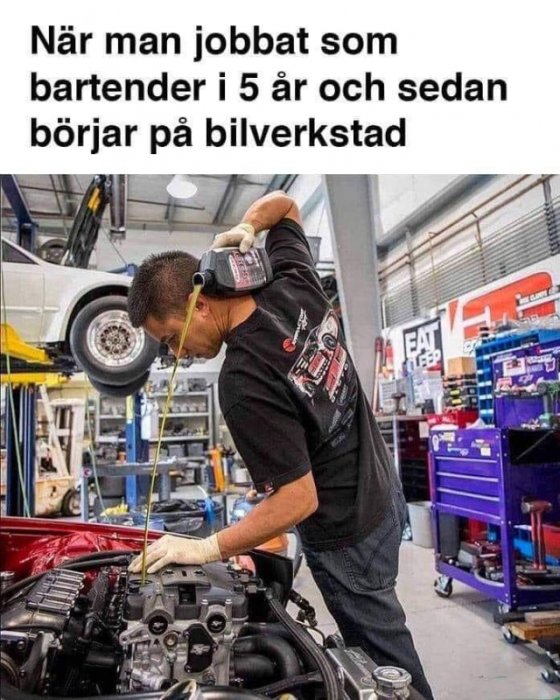 Person häller vätska i en motor med borr som ett cocktailglas på bilverkstad.