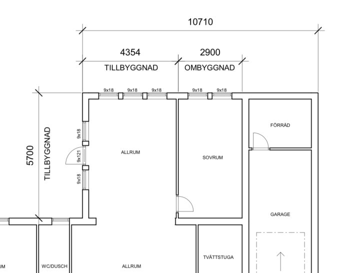 Ritning över till- och ombyggnad av hus med angivna mått för väggar och rum som garage, allrum och sovrum.