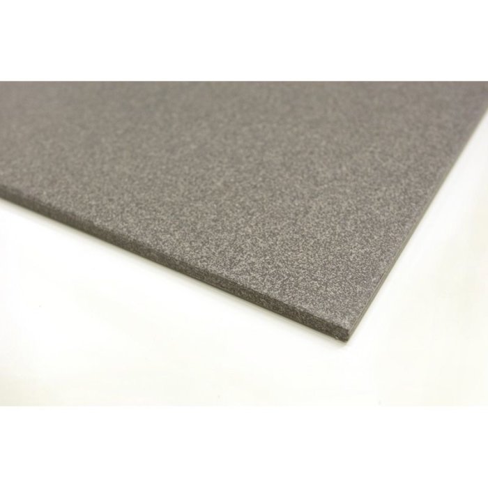 En Agatha antracitgrå plattan 30x30 cm mot vit bakgrund.