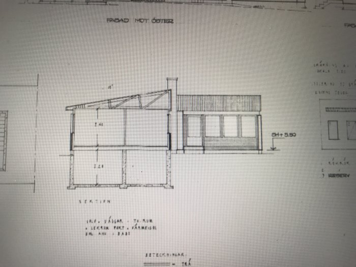 Arkitektritning av en byggnadssektion med markerade bärande ytterväggar.