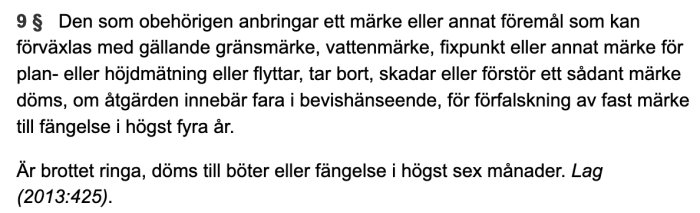 Fotografi av en lagtext som beskriver brottet att obehörigen ändra eller skada gränsmärken enligt Brottsbalken.