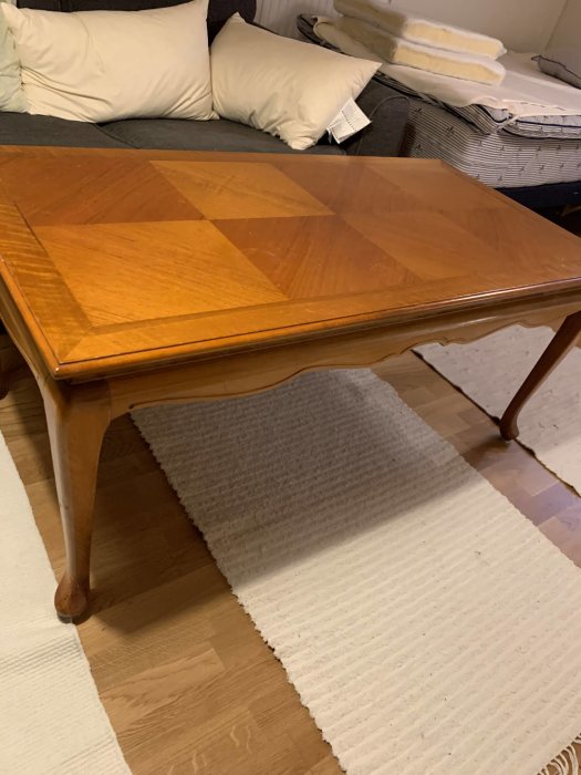 Ett träbord med brun inläggning som användaren vill måla vitt.