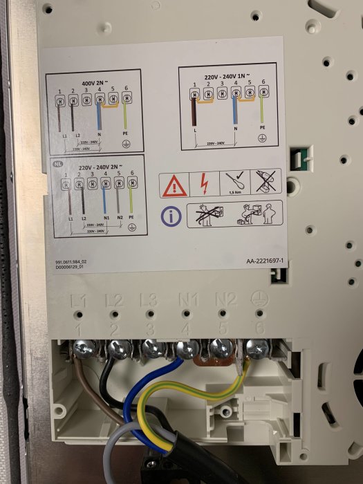 Elektrisk anslutning av en häll med diagram för 400V och 220V-240V och faktiska anslutna kablar.