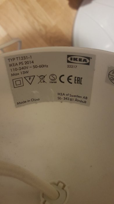 Etikett på en IKEA-produkt med tekniska specifikationer och tillverkningsinformation.