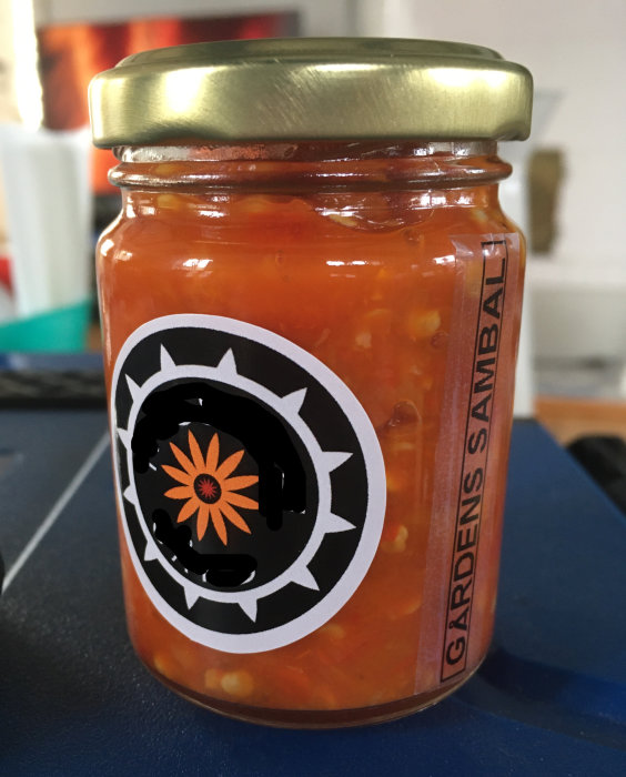 Burk med hemgjord sambal med etikett, paketerad och klar.