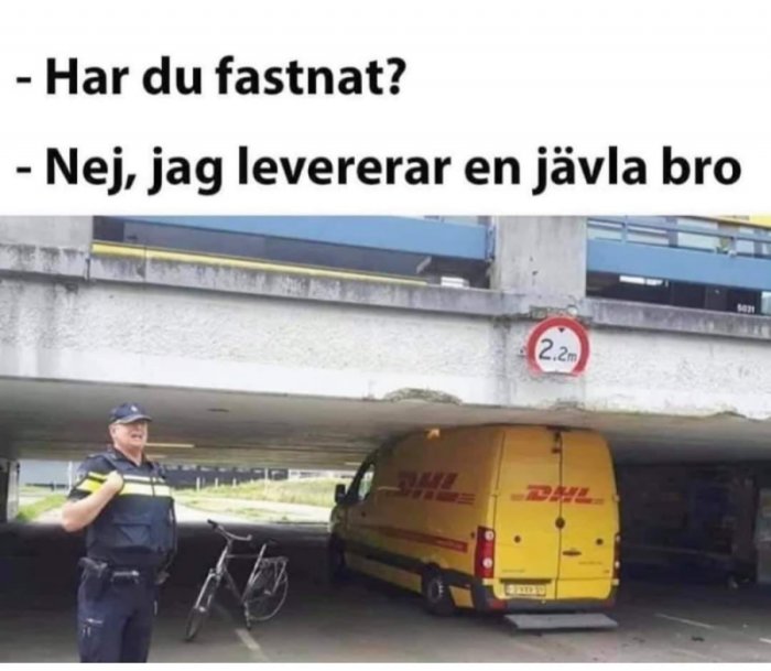 En DHL-leveransbil fastklämd under en bro med en polisman som står bredvid, vid en höjdbegränsningsskylt på 2,2 meter.