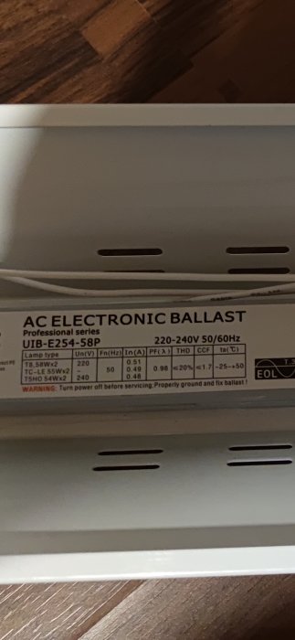 AC elektronisk ballast för belysningsarmatur, modell U1B-E254-S8P, 220-240V 50/60Hz, monterad på en vit yta.