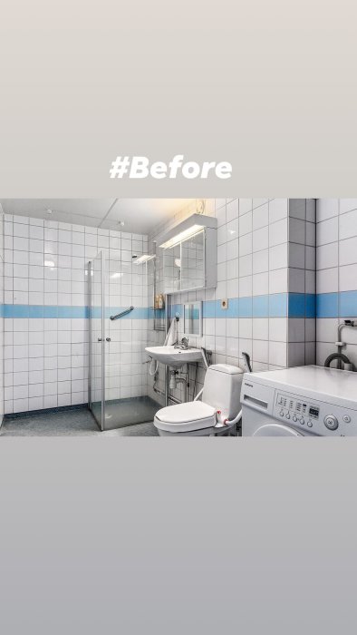 Ett badrum före renovering med vita kakelväggar, blå border, duschhörna, toalett och tvättmaskin.