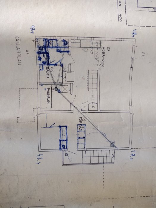 Ritning av ett hus med måttangivelser och anteckningar för en renovering, inklusive placering av VKR balk.