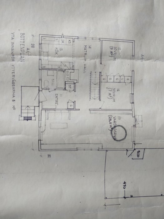 Ritning av husplan med måttangivelser för att illustrera renoveringsprojektet från 1973.