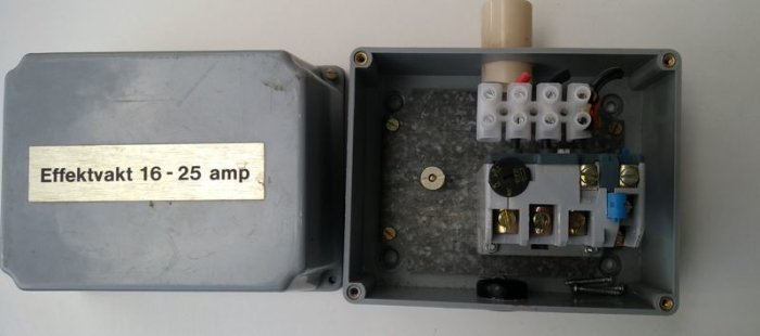 Öppen elektrisk effektvakt med inställningsområde 16-25 ampere och interna komponenter synliga, inklusive hjälpkontakt och tecken på varmgång.
