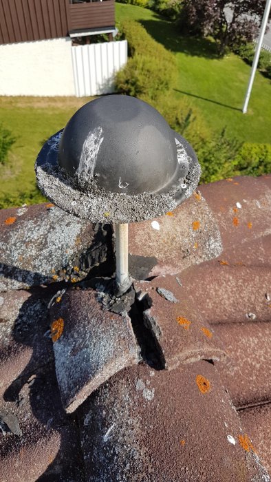 Svart "ufo"-liknande objekt på hustak, användes tidigare för uppvärmningssystem.