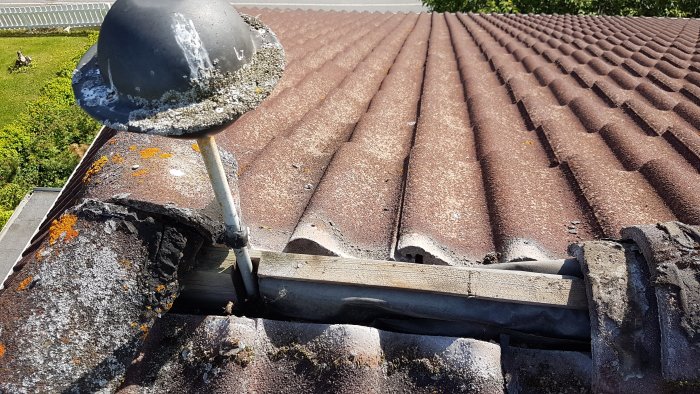 Gammalt svart "ufo"-liknande objekt på taket med elektronikkortet märkt AB Thermia-Verken.