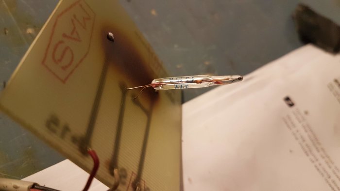 Elektronikkort från AB Thermia-Verken, förmodligen gammal värmestyrning, fotograferat i närperspektiv.