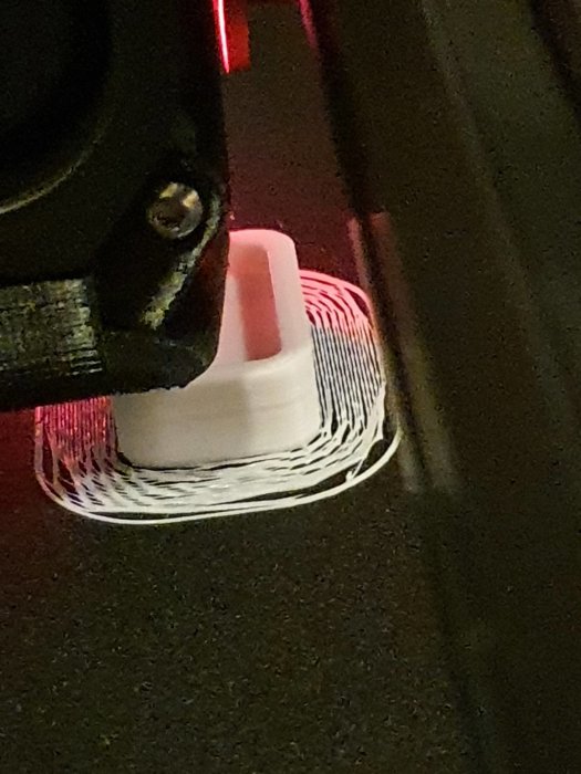 3D-skrivare som printar ett objekt med vit filament.