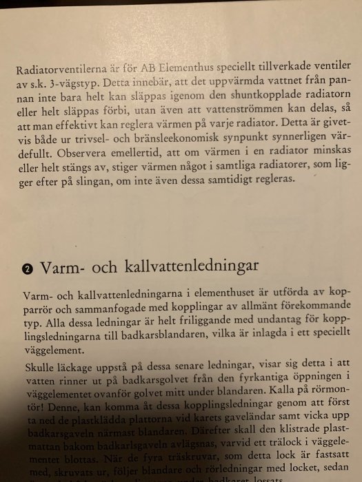 En sida från en handbok som förklarar speciella ventiler för radiatorer i ett elementhus och hur varm- och kallvattenledningar är konstruerade.