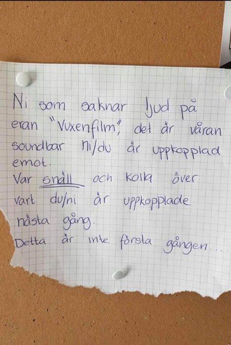 Handskriven lapp med text om saknad film och soundbar uppkoppling, fäst på en korktavla.