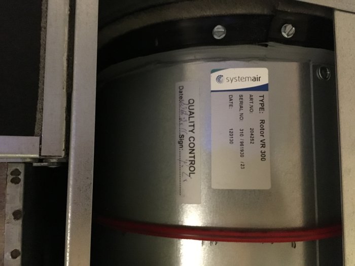 Drivmotor för Systemair VR 300 ECV/B värmeväxlare med etikett och detaljer.