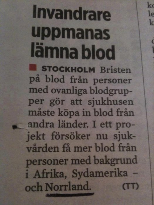 Utklipp av tidningsartikel om att invandrare uppmanas att lämna blod på grund av ovanliga blodgrupper.