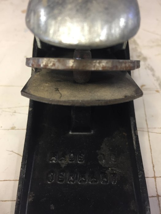 Närbild av en traditionell handhyvel märkt "Made in Germany", sparsamt använd med synliga tecken på ålder.