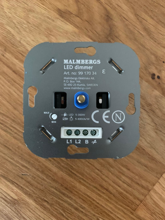 Malmbergs LED-dimmer monteringsplatta med etikett och anslutningsterminaler L1, L2 och B synliga.