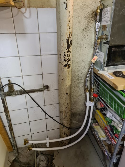 Rörsystem och elinstallationer i ett garage förbereds för inkoppling av fläktkonvektor.