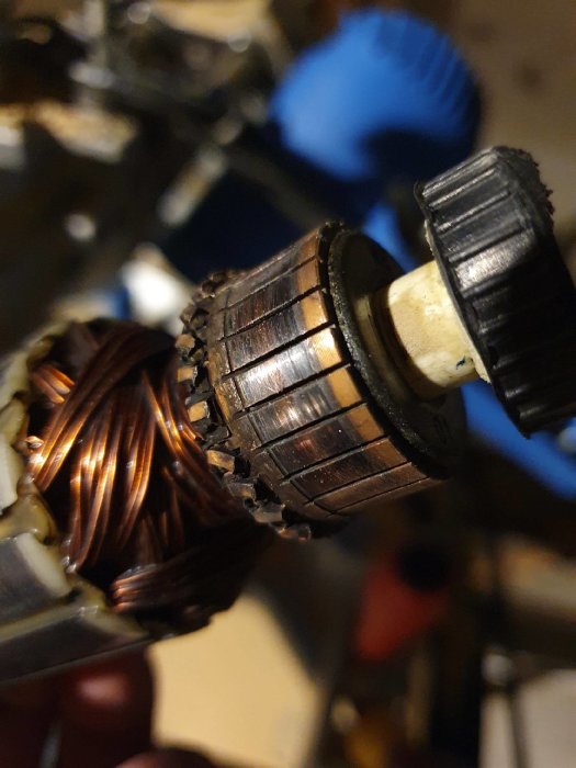 Närbild av en elektrisk motor med avtaget hölje som visar koppartrådar och axel för putsning.