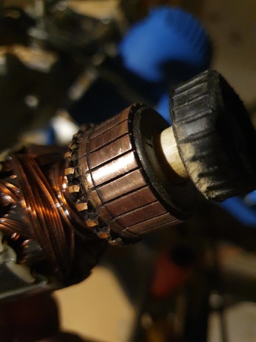 Närbild på en elektrisk motorrotor som behöver putsning.