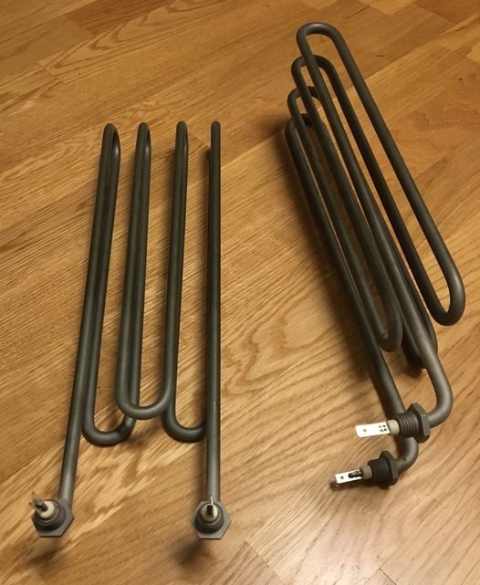 Två uppvikta värmeelement för luftvärmesystem, en med och en utan strömkontakt.
