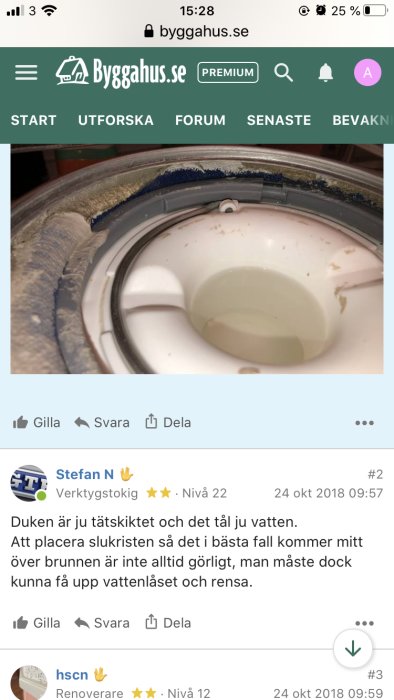 Installationsbrunn med exponerat tätskikt runt kanterna och en vattenansamling i mitten.