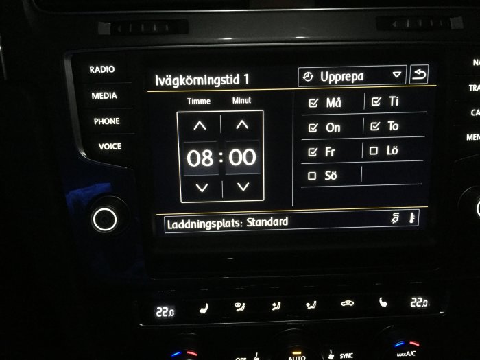 Bilstereons skärm visar en tidsinställningsmeny med valet "Upprepa" aktiverat och klockslaget 08:00.