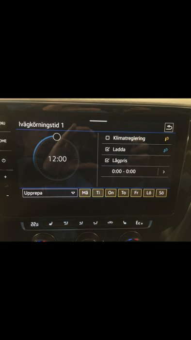 Bilens infotainmentsystem med skärm som visar inställningar för upprepad körningstid och klimatkontroll.