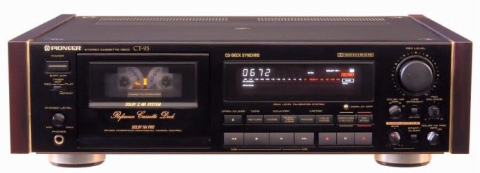 Pioneer CT-93 kassettbandspelare på en enfärgad bakgrund.