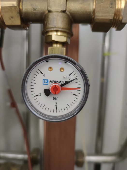 Manometer visar 2,5 bar i ett golvvärmesystem trots normalt tryck på 0,9 bar.