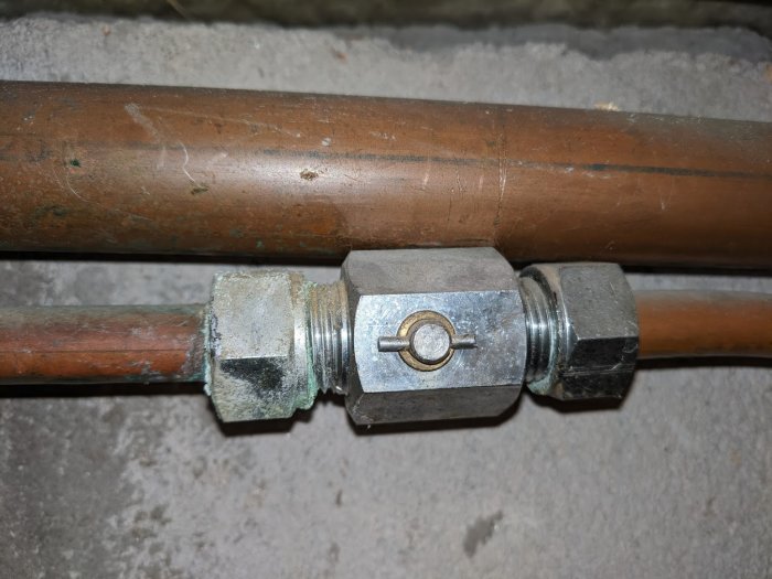 Kopparledning med en potentiellt fastnat eller trasig ventil avstängningsmekanism.