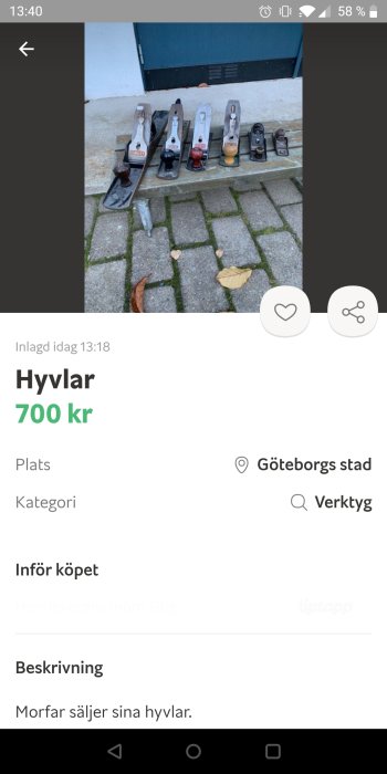 Olika trähyvlar utplacerade på en träbänk för försäljning.