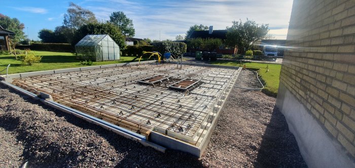 Förberedd gjutform med armeringsjärn för 11 kubik betong i ett trädgårdsbyggprojekt.