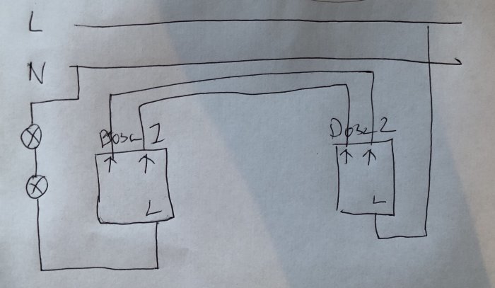 Handritat kopplingsschema för trappkoppling med två taklampor och strömbrytare i dosa 1 och dosa 2.