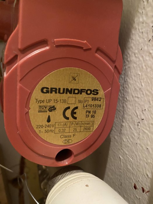 Närbild på en Grundfos cirkulationspump för golvvärme, modell UP 15-13B, monterad på ett rör.