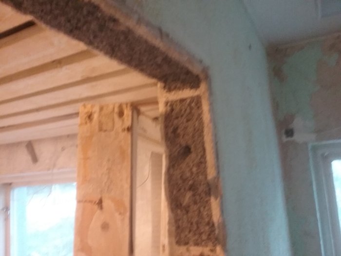 Renoveringsprojekt där en ojämn betonggolv syns och förarbeten för murning av en innervägg.