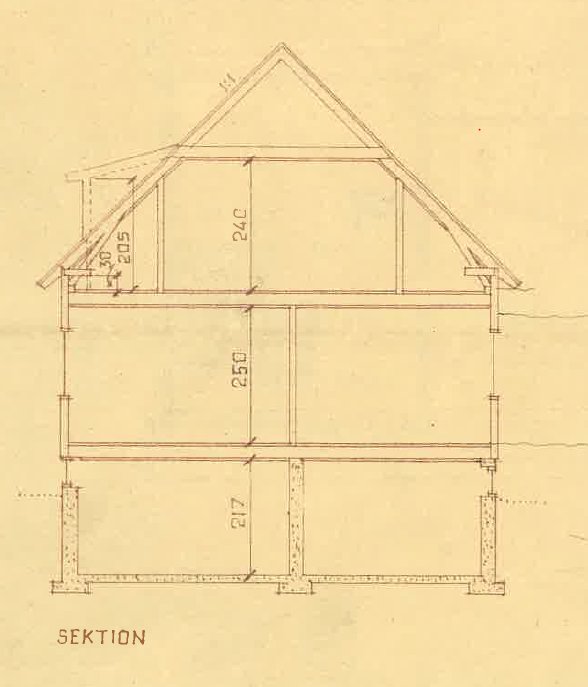 Sektion av 50-tals hus med måttangivelser för takstolar och bjälklag.