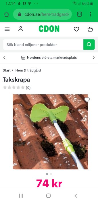 Grön takskrapa på tegelpannor som tar bort mossa från taket.