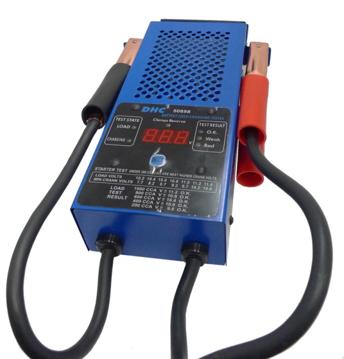 Digital batteritestare med display och kablar för test av bilbatterikon.