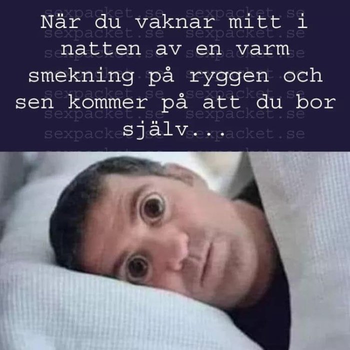 Man med förvånad blick i säng, text om att vakna med klapp på ryggen.