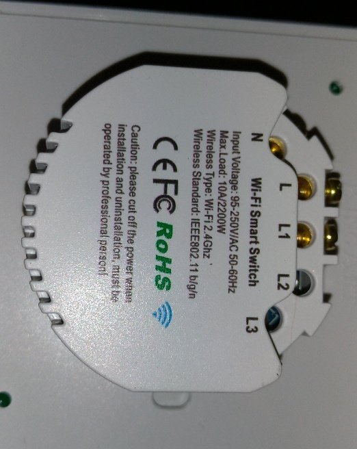 Närbild av en Wi-Fi Smart Switch installationsdosa med märkningar för N, L, L1, L2, L3 och CE/FCC/RoHS certifieringar.