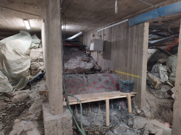 Byggställning förankrad i berget med filter och ombyggt utblås vid en renovering.