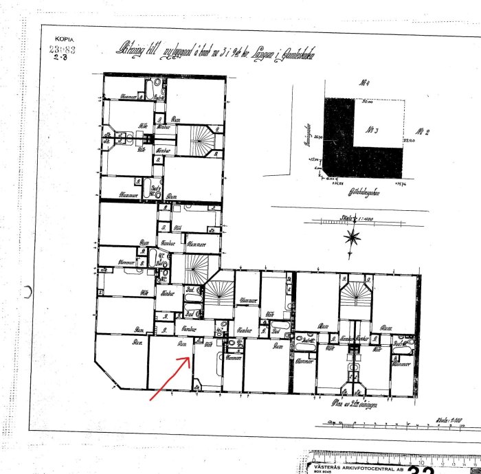 Svartvit planritning från 1927 som visar lägenhetslayout med markerad vägg där dörrhål ska utökas.