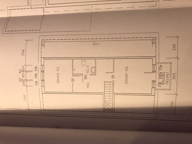 Planlösning av en övervåning med två sovrum och möjliga kattvindar, markerade för potentiell ombyggnad.