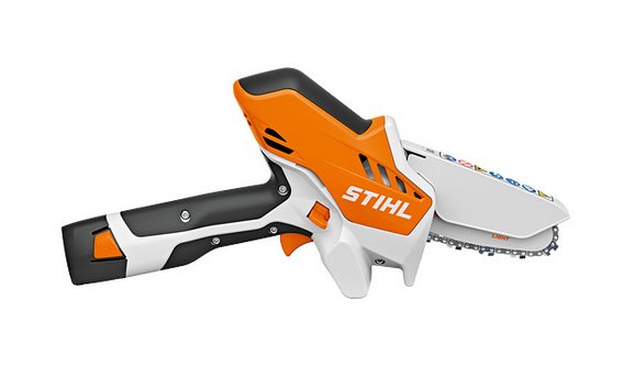 En orange och vit Stihl handsåg med kedja på vit bakgrund.